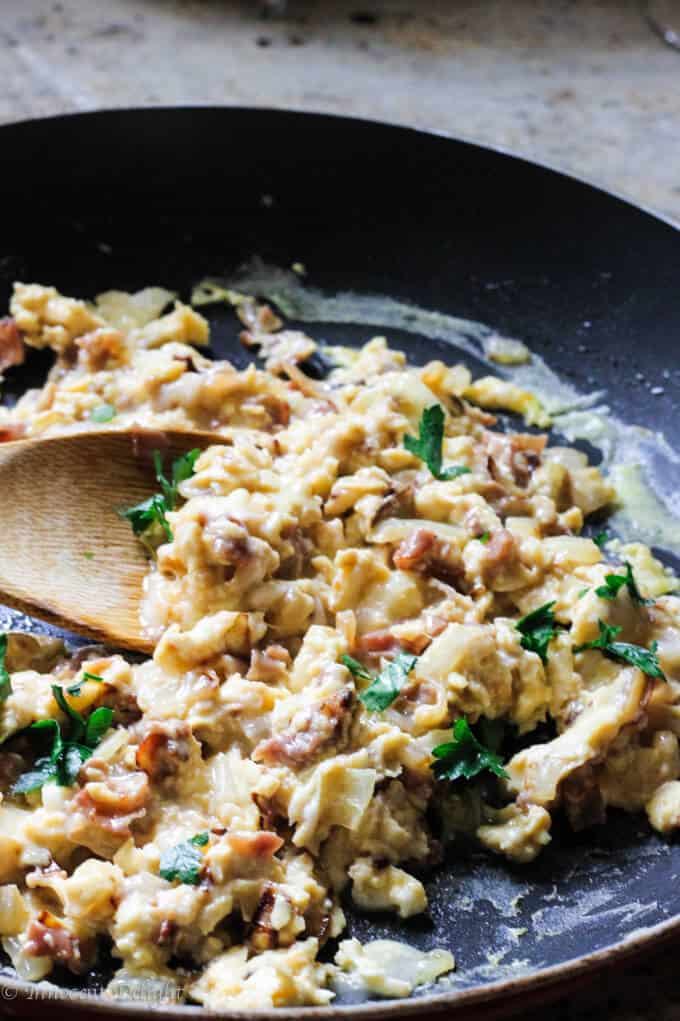 Scrambled eggs with prosciutto and mozzarella