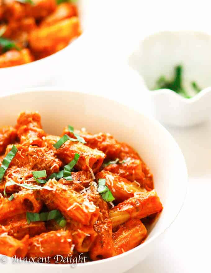 Chicken Tomato Basil Rigatoni Recipe - super simple weeknight rigatoni pasta meal with chicken, smothered in delicious tomato basil sauce. Quick and easy, ready in 30 minutes.