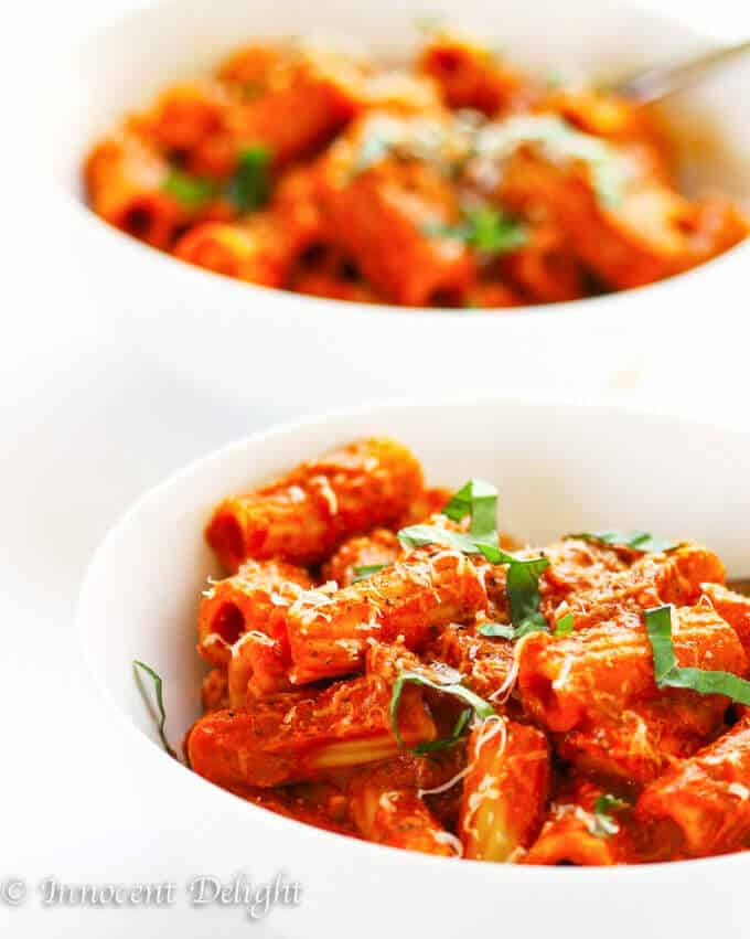 Chicken Tomato Basil Rigatoni Recipe - super simple weeknight rigatoni pasta meal with chicken, smothered in delicious tomato basil sauce. Quick and easy, ready in 30 minutes.