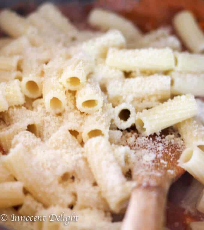 Chicken Tomato Basil Rigatoni Recipe - super simple weeknight rigatoni pasta meal with chicken, smothered in delicious tomato basil sauce. Quick and easy, ready in 30 minutes.