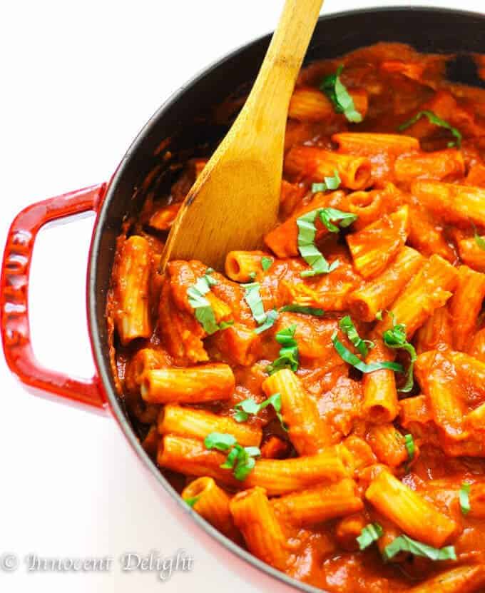 Chicken Tomato Basil Rigatoni Recipe - super simple weeknight rigatoni pasta meal with chicken, smothered in delicious tomato basil sauce. Quick and easy, ready in 30 minutes.