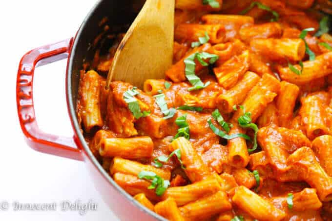 Chicken Tomato Basil Rigatoni Recipe - super simple weeknight rigatoni pasta meal with chicken, smothered in delicious tomato basil sauce. Quick and easy, ready in 30 minutes.