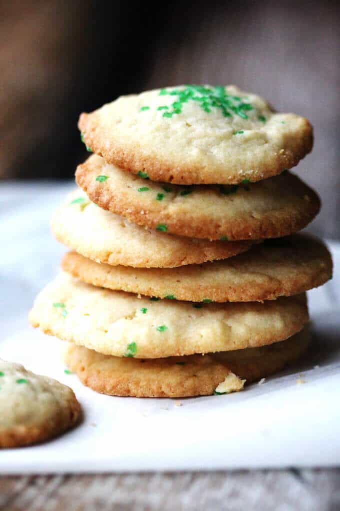 5 Ingredient Butter Vanilla Cookies  are super easy to make. Butter, sugar, egg, flour, vanilla and 20 minutes. That's all you need!