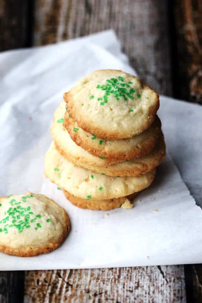 5 Ingredient Butter Vanilla Cookies  are super easy to make. Butter, sugar, egg, flour, vanilla and 20 minutes. That's all you need!
