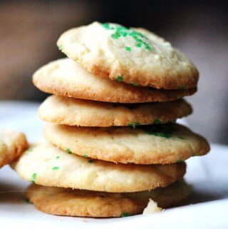 5 Ingredients Butter Vanilla Cookies  are super easy to make. Butter, sugar, egg, flour, vanilla and 20 minutes. That's all you need!