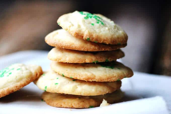 5 Ingredient Butter Vanilla Cookies  are super easy to make. Butter, sugar, egg, flour, vanilla and 20 minutes. That's all you need!