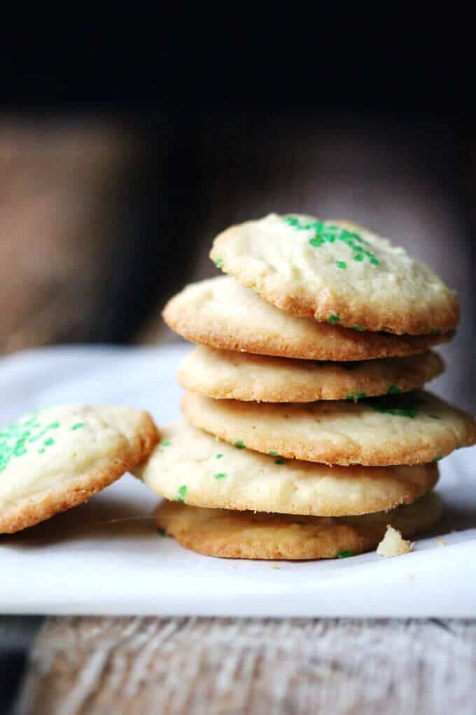 5 Ingredient Butter Vanilla Cookies  are super easy to make. Butter, sugar, egg, flour, vanilla and 20 minutes. That's all you need!