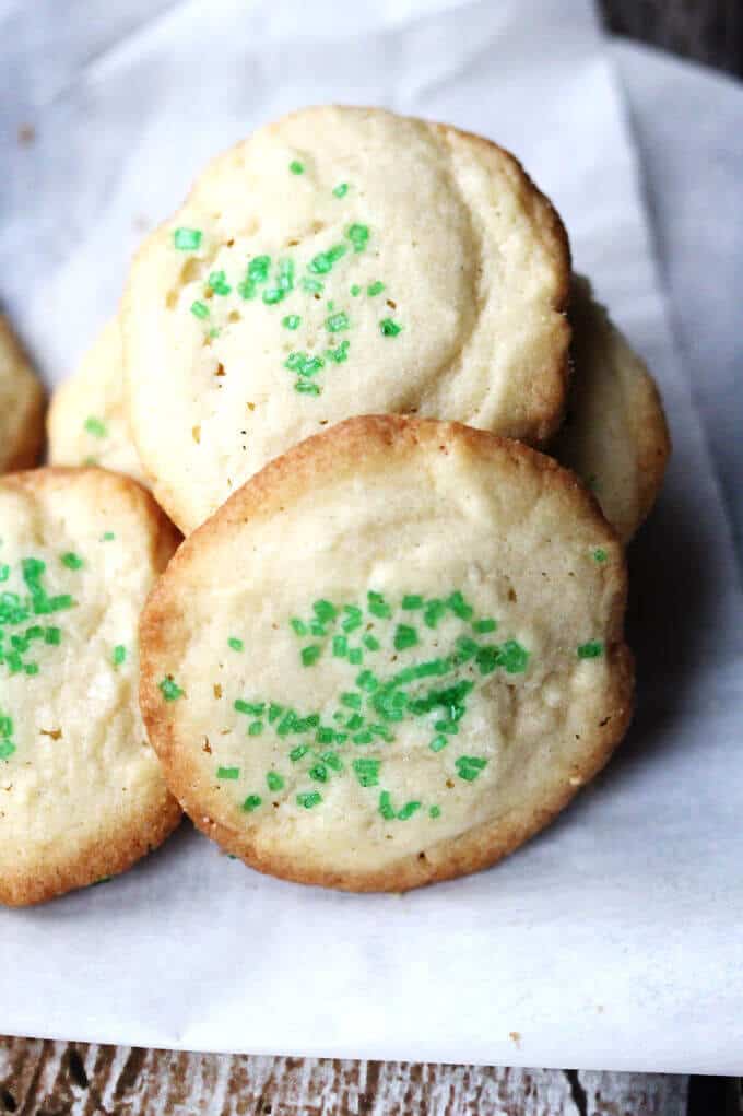 5 Ingredient Butter Vanilla Cookies  are super easy to make. Butter, sugar, egg, flour, vanilla and 20 minutes. That's all you need!