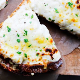 klasický Croque Monsieur sendvič rozřezaný na halff