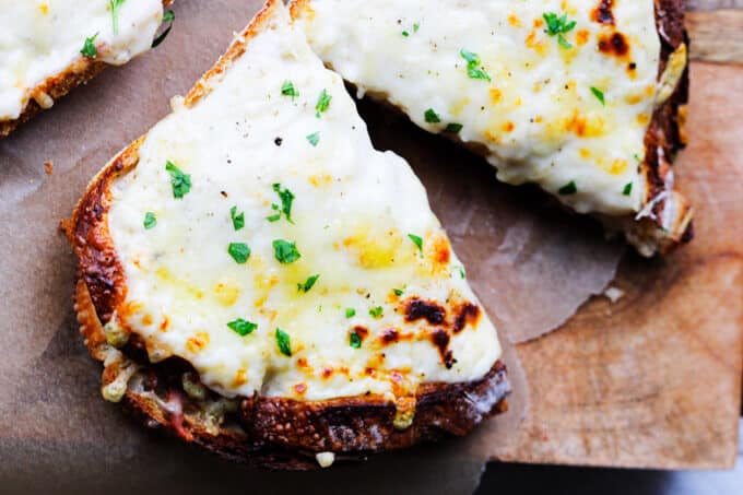 Classico panino Croque Monsieur tagliato a metà