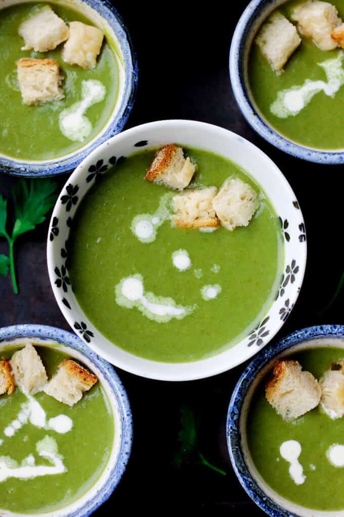 Cream of spinach soup with potatoes and leeks with parmesan croutons in 5 small bowls