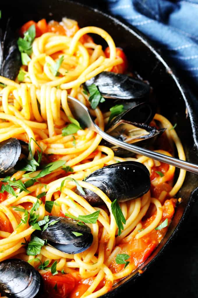 Pasta with Mussels in Spicy Tomato Sauce - Eating European