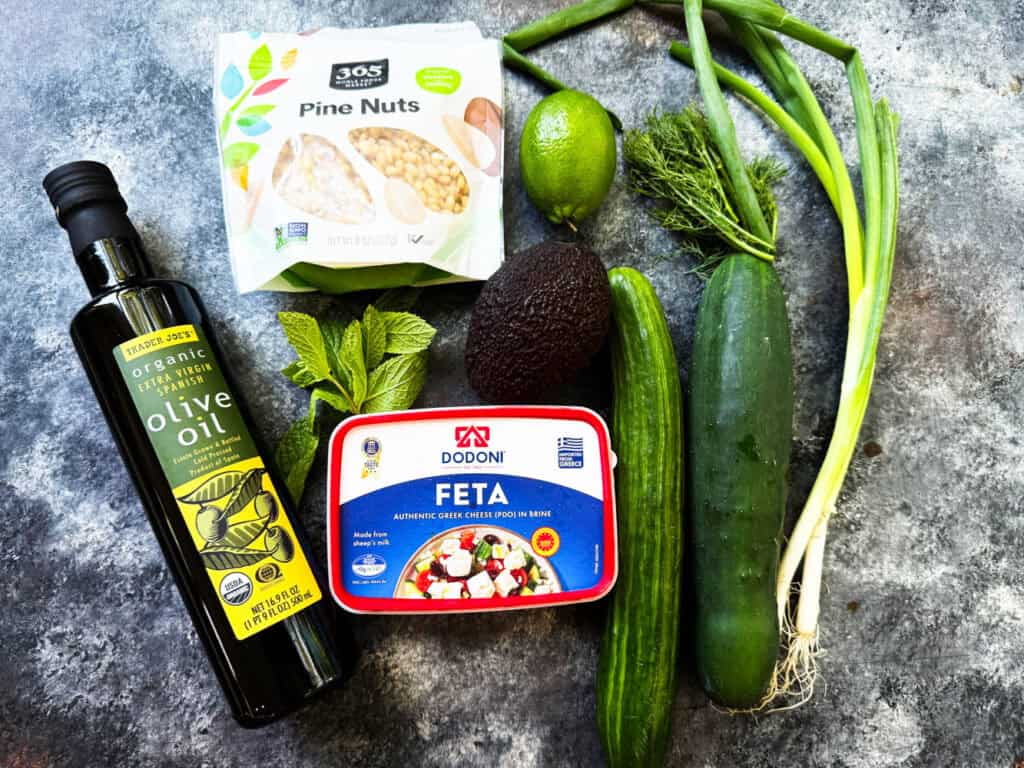 Agurkų ir fetos salotų ingredientai