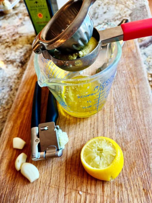 Adding lemon to the bowl